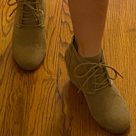 Route 66 Women's Taupe Lace-Up Wedge Bootie - Size 7 - Picture 7 of 7